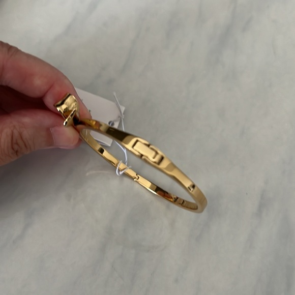 Kate Spade Gold Bracelet with a bow - Picture 5 of 6